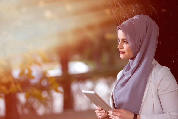 Ung Flicka Bära Hijab Använda Surfplatta Utanför — Stockfoto