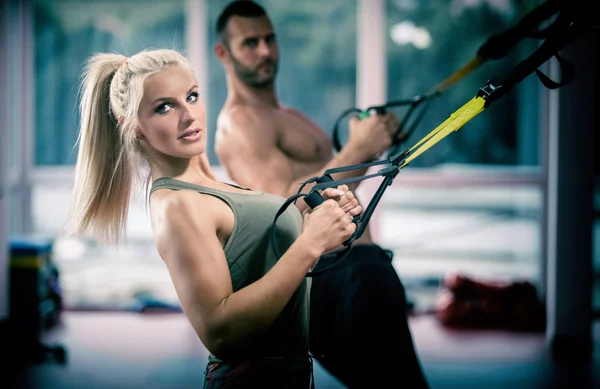 Couple Faisant Push Ups Bras Entraînement Avec Trx Sangles Remise — Photo