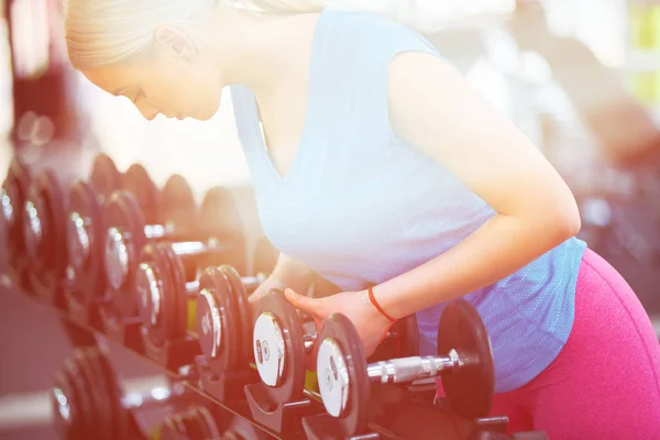 Ejercicio Femenino Fuerte Con Barra Gimnasio — Foto de Stock