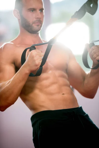 Hombre Haciendo Flexiones Brazos Entrenamiento Con Correas Fitness Trx Gimnasio — Foto de Stock