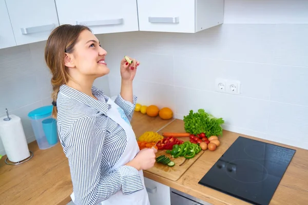 Mujer Joven Con Cesta Verduras Frescas Cocina — Foto de Stock