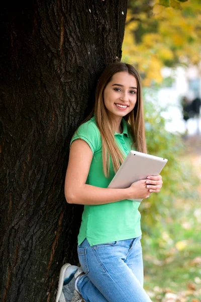 Meisje Met Tablet Buiten — Stockfoto