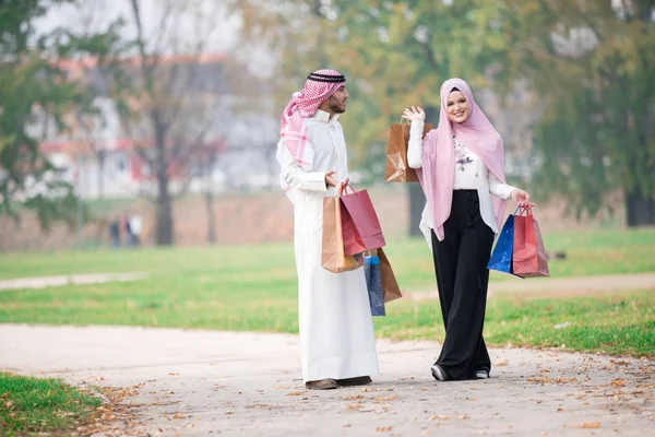 Preciosa Pareja Musulmana Dando Paseo Después Compras Concepto —  Fotos de Stock