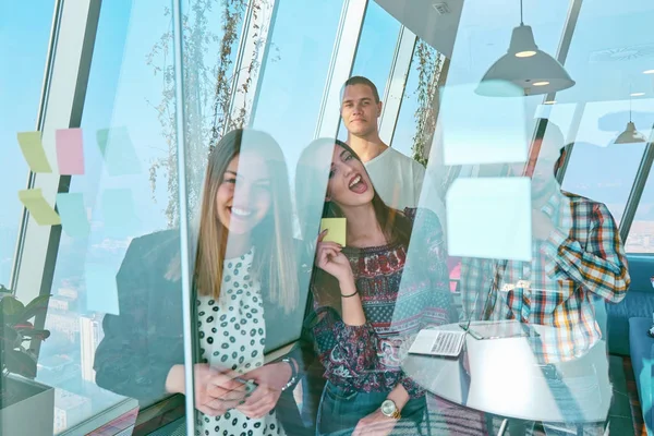 管理和人的概念 在现代办公办公室玻璃板贴纸上写的快乐创意团队 — 图库照片