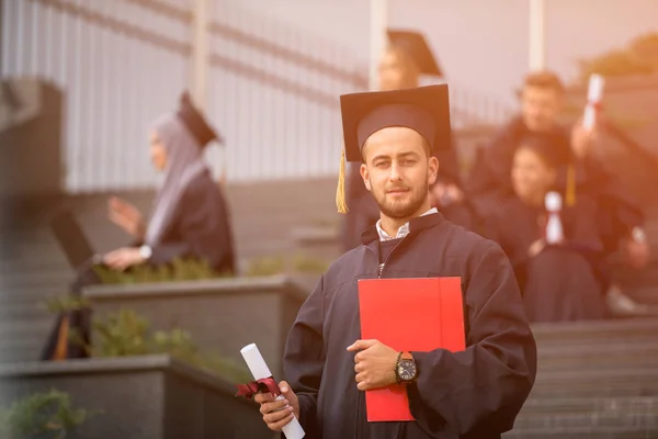 Fiatal Büszke Magabiztos Diplomás Pózol Egy Fotó — Stock Fotó