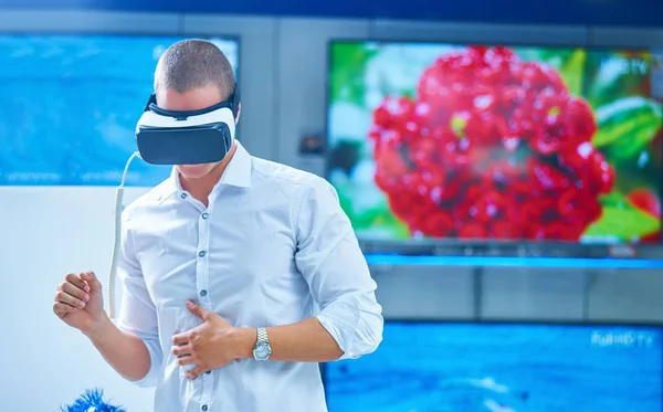 Homem Vestindo Óculos Realidade Virtual — Fotografia de Stock