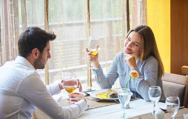 Comida Navidad Vacaciones Concepto Personas Pareja Sonriente Comiendo Plato Principal — Foto de Stock