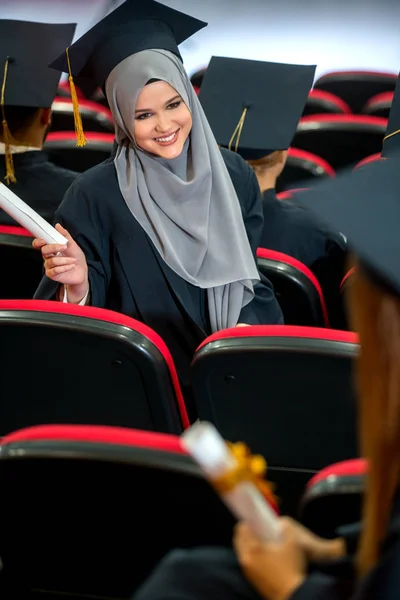 Grupp Olika Internationella Examen Studenter Firar Sittande Och Stående Koncept — Stockfoto