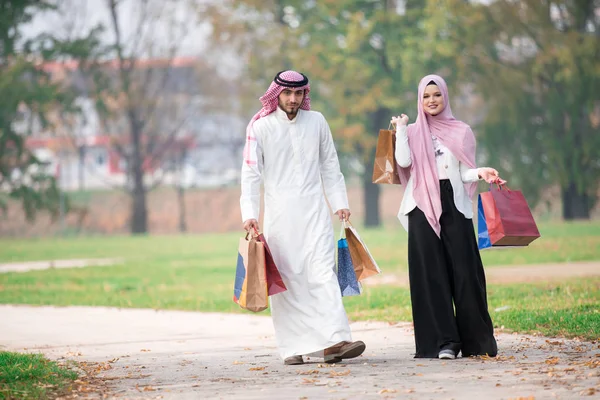 Härlig Muslimska Par Att Promenad Efter Shopping Konceptet — Stockfoto