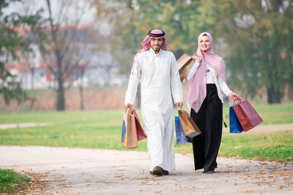 Charmant Couple Musulman Faisant Une Promenade Après Les Courses Concept — Photo