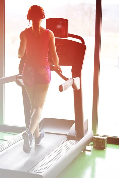 Girl Runs Treadmill Active Girl Gym Runs Treadmill Athlete Cardio — Stock Photo, Image