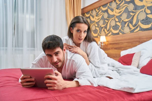 Hotel Viagens Relacionamentos Conceito Felicidade Casal Feliz Cama — Fotografia de Stock