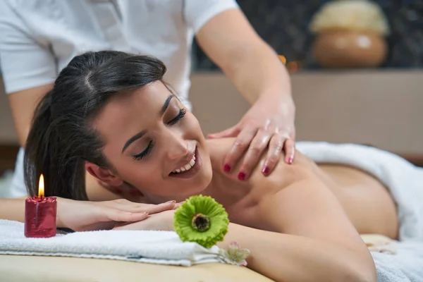 Mujer Disfrutando Relajante Masaje Espalda Cosmetología Centro Spa — Foto de Stock