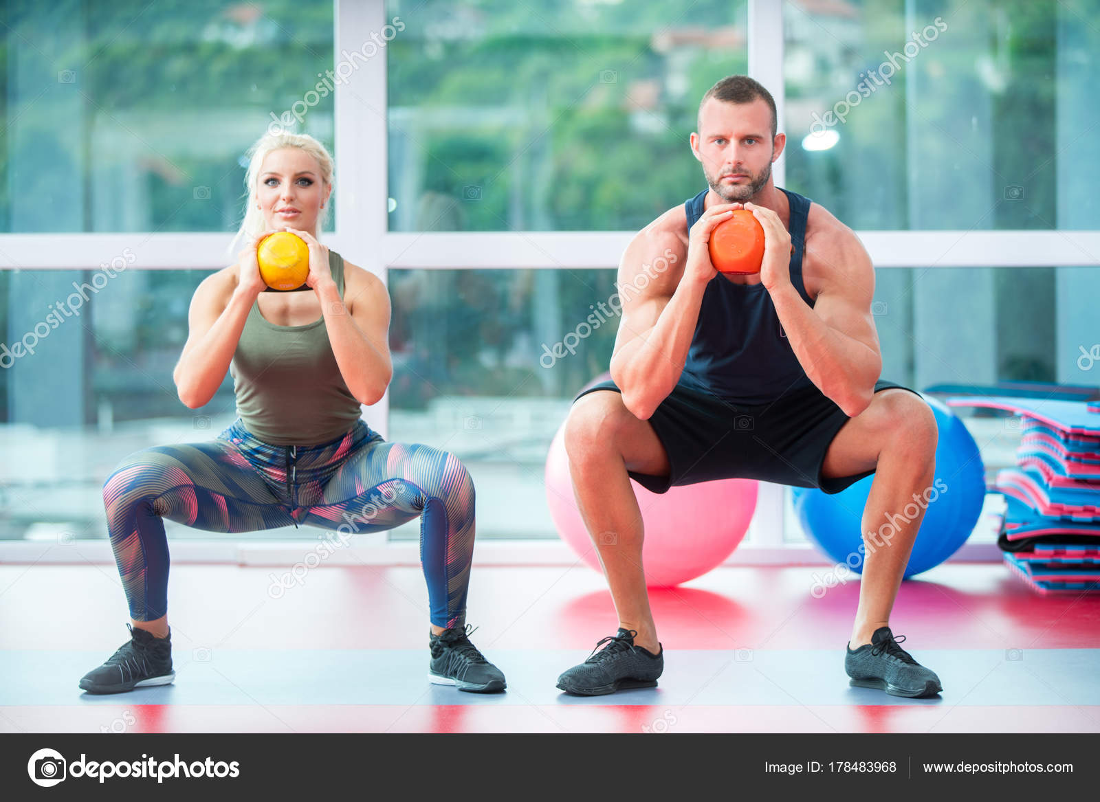 Kneeling Muscular Couple Exercising Kettlebells Gym — Stock Photo