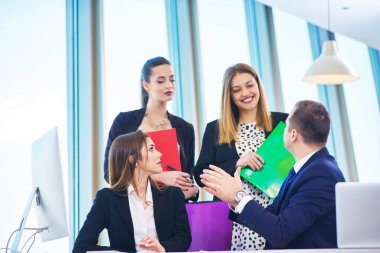 Konferans masada dizüstü kullanarak iş adamları