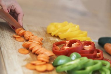 kadın mutfakta sebze yemek 