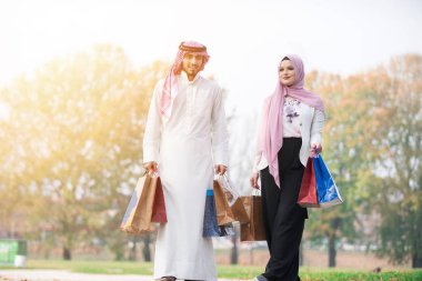 Güzel Müslüman çift alışveriş sonra yürüyüşe. kavramı