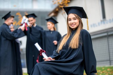 Çeşitli uluslararası mezun öğrencilerin oturma ve ayakta, kavramı kutlama, Grup