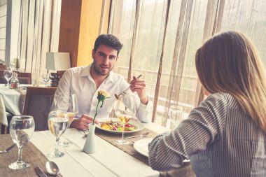 Gıda, Noel, tatil ve insanlar kavramı - Restoran çift yeme ana sahasında gülümseyen