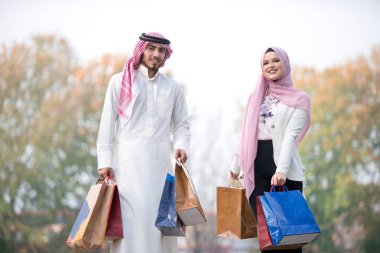 Güzel Müslüman çift alışveriş sonra yürüyüşe. kavramı
