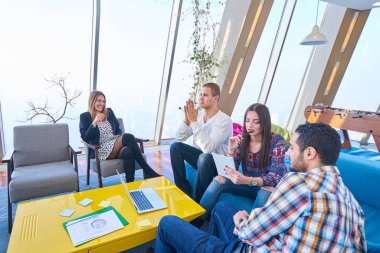 Girişimci iş adamları modern ofiste her gün çalışıyorlar.