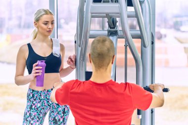 Spor salonunda fitness hocası ile eğitim kadın