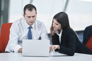 Modern ofisteki iş adamları