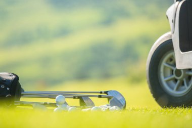 Çimenlerin üzerinde çanta Golf Kulübü ve Golf topu