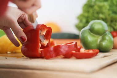 kadın mutfakta sebze yemek 