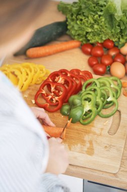 kadın mutfakta sebze yemek 