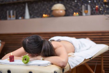Spa kadını. Kadın kozmetik merkezindeki sırt masajından zevk alıyor. Vücut bakımı, cilt bakımı, sağlık, refah, güzellik tedavi konsepti.