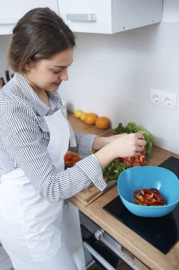 kadın mutfakta sebze yemek 