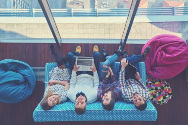 Girişimci iş adamları modern ofiste her gün çalışıyorlar.