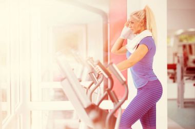 Spor salonunda treadmill egzersiz kadın