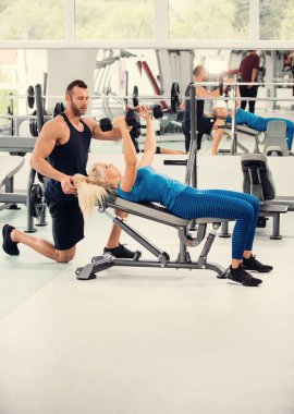 kişisel antrenör spor genç kadın ile çalışma 