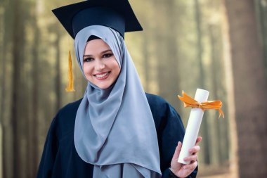 Hijab giyen güzel kadın yüksek lisans öğrencisi