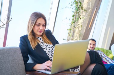 Girişimci iş adamları modern ofiste her gün çalışıyorlar.