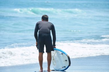 Onun surfboard ile bir sörfçü dalgaları git