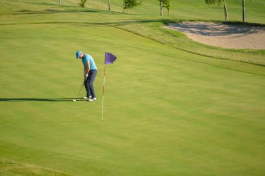 Adam yaz aylarında golf oynuyor