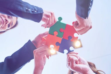 Grup montaj parçalı bulmaca ve temsil takım destek ve yardım kavramı modern ofis iş adamları