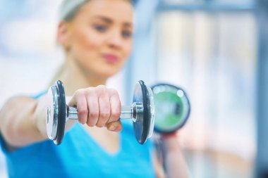 Profesyonel vücut geliştirme sporcusu yorucu bir eğitimden sonra rahatlar. Sporcu rahatla ve iç mekandaki spor şişesinden su iç..