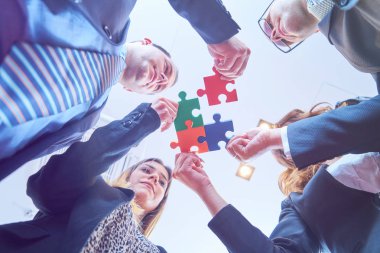 Grup montaj parçalı bulmaca ve temsil takım destek ve yardım kavramı modern ofis iş adamları
