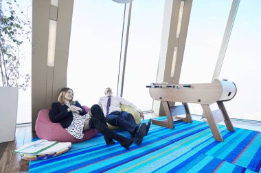 Girişimci iş adamları modern ofiste her gün çalışıyorlar.