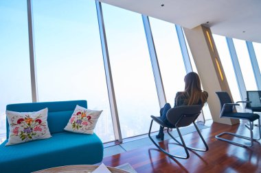 Bilgisayar ile çalışan yaratıcı genç kadın yukarıdan görüntülemek