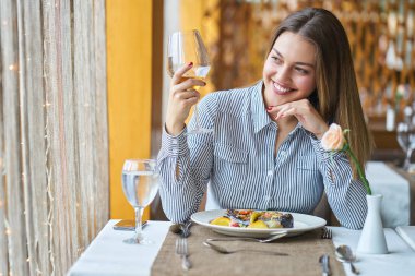 Gıda, Noel, tatil ve insanlar kavramı - Restoran çift yeme ana sahasında gülümseyen