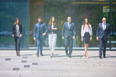 Grup mutlu iş takım street yürüyüş