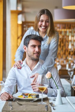 Gıda, Noel, tatil ve insanlar kavramı - Restoran çift yeme ana sahasında gülümseyen