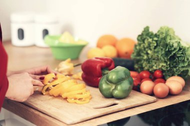 kadın mutfakta sebze yemek 