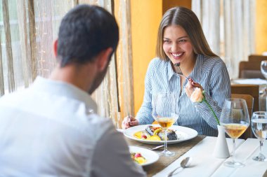 Gıda, Noel, tatil ve insanlar kavramı - Restoran çift yeme ana sahasında gülümseyen