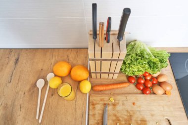 Mutfak masasında salata için taze sebze.